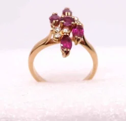 Bague en or jaune, diamants et rubis