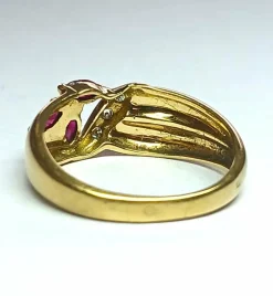 Bague en or jaune, diamants et rubis navette