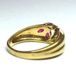 Bague en or jaune, diamants et rubis navette