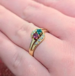 Bague en or jaune diamants rubis et émeraude