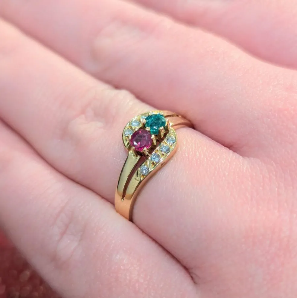 Bague en or jaune diamants rubis et émeraude
