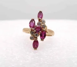 Bague en or jaune, diamants et rubis