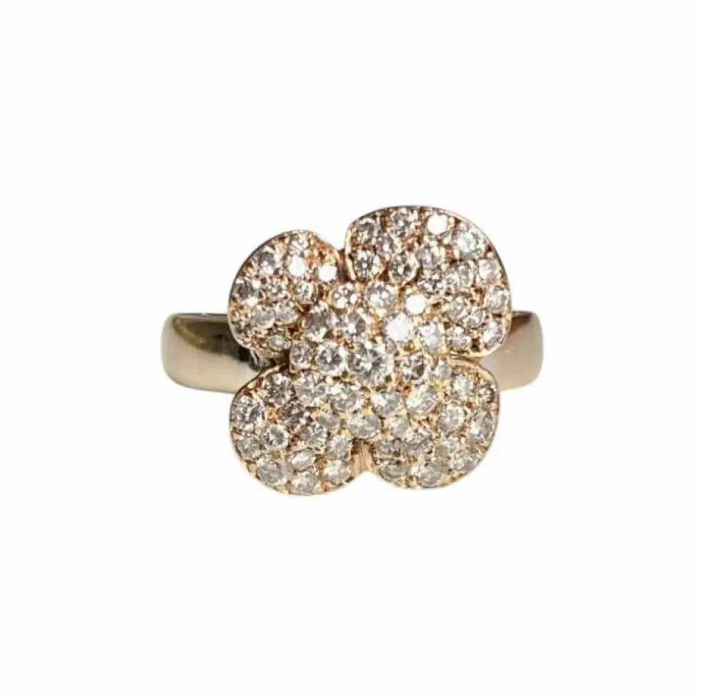 Bague en or jaune en forme de fleur et diamants