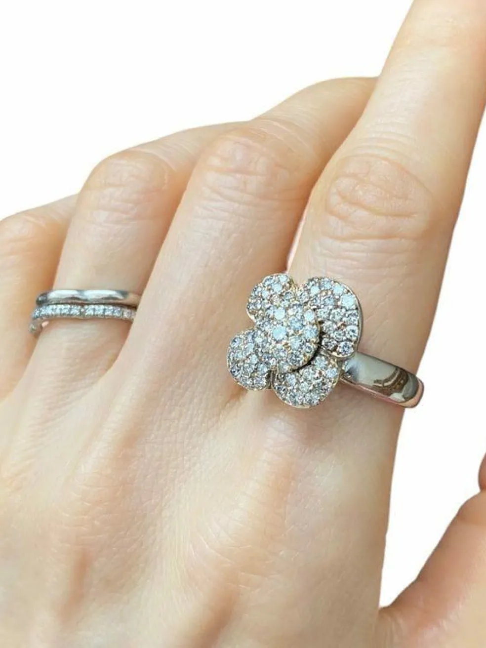 Bague en or jaune en forme de fleur et diamants
