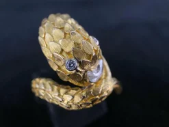 Bague en or jaune en forme de crocodile orné d'un diamant