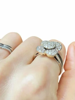 Bague en or jaune en forme de fleur et diamants