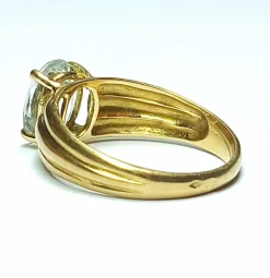 Bague en or jaune et aigue-marine