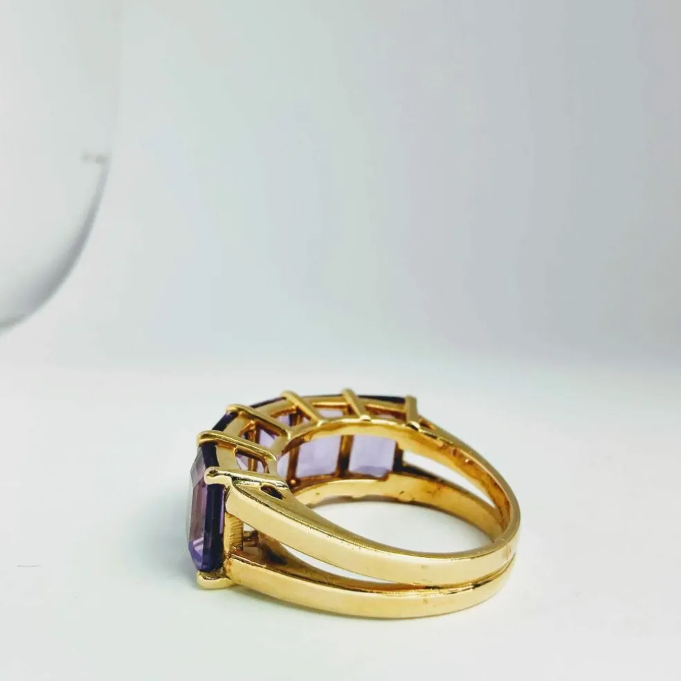 Bague en or jaune et améthystes