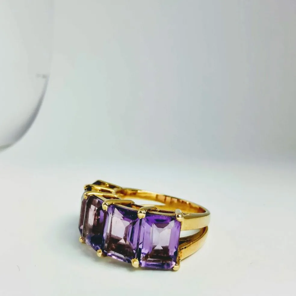 Bague en or jaune et améthystes