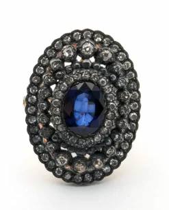 Bague en or jaune et argent, saphir central et diamants