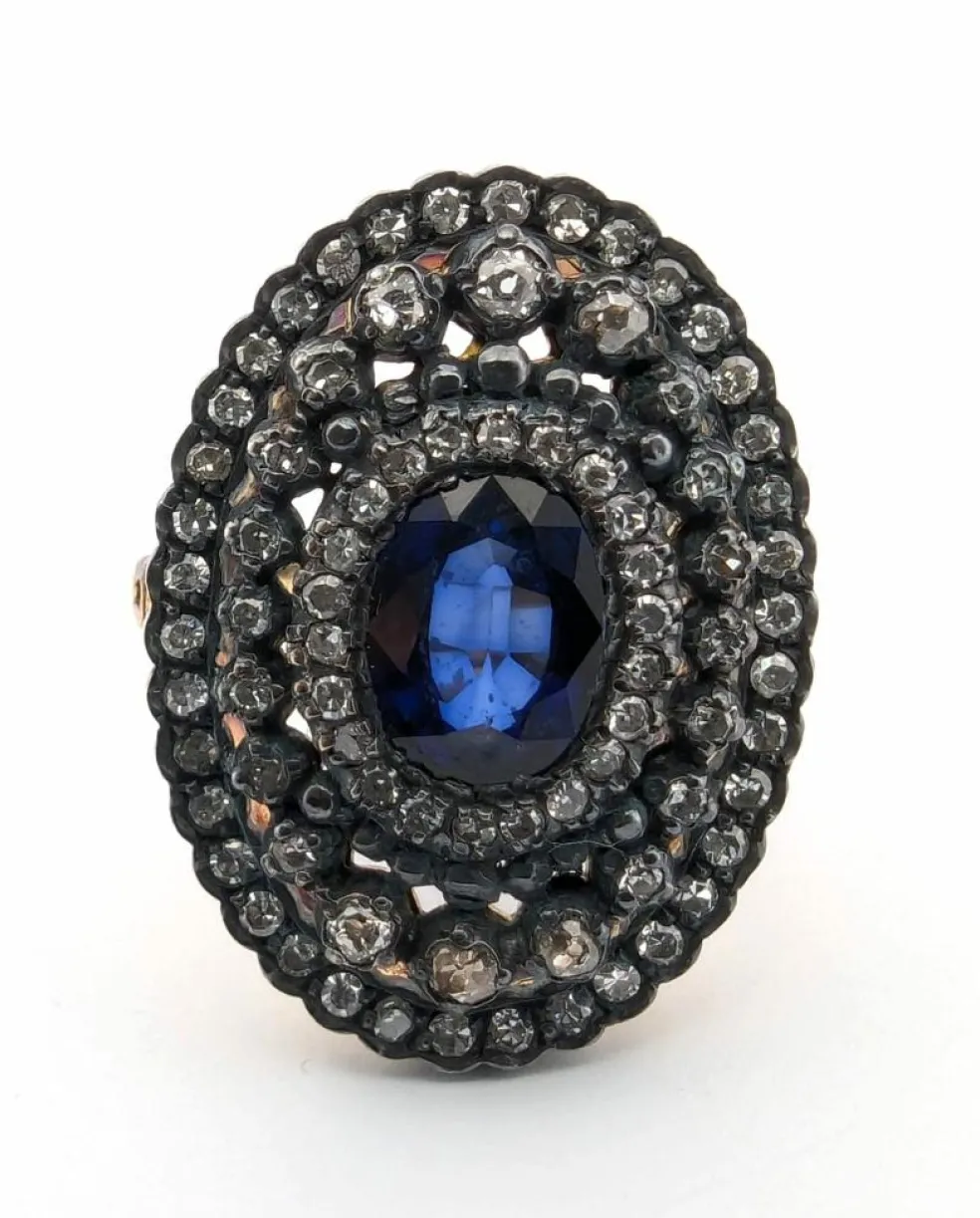Bague en or jaune et argent, saphir central et diamants