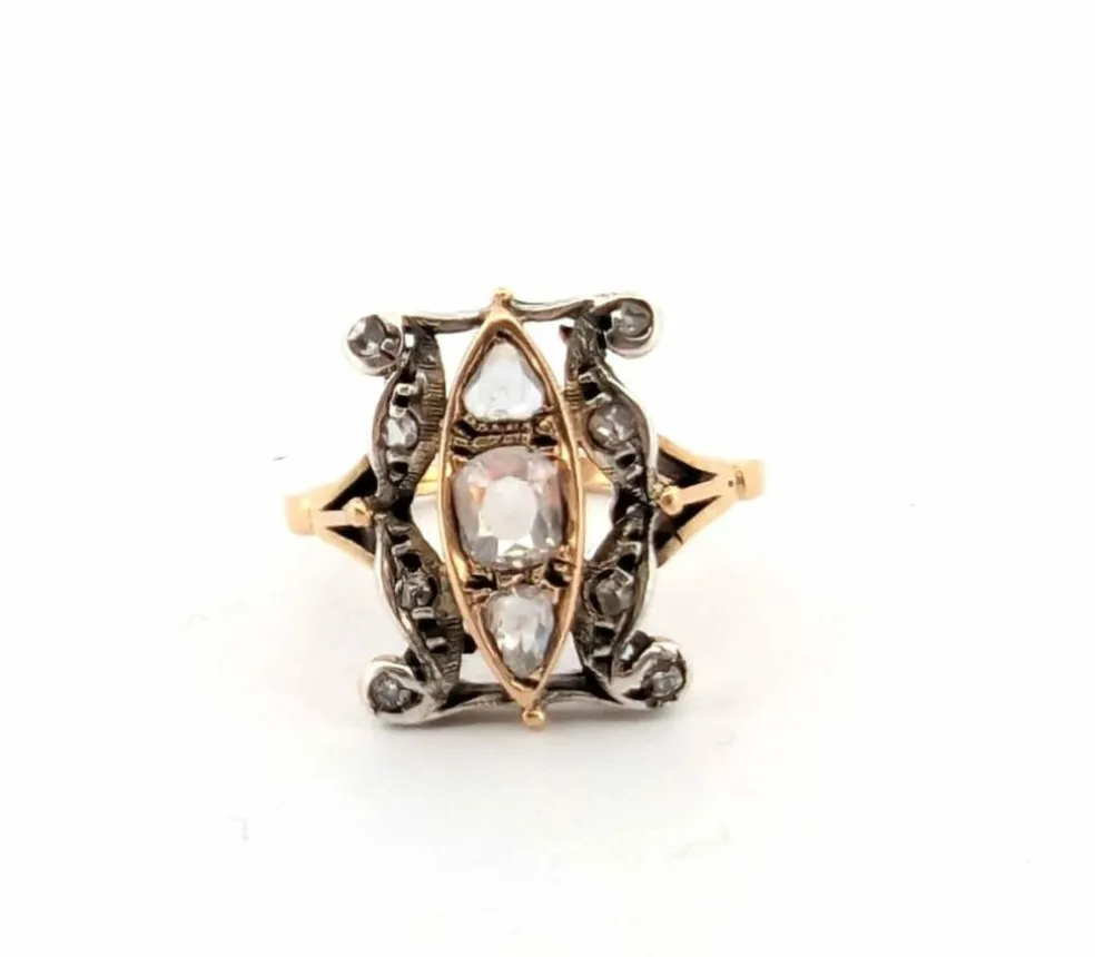Bague en or jaune et argent avec diamant rose central et diamants latéraux