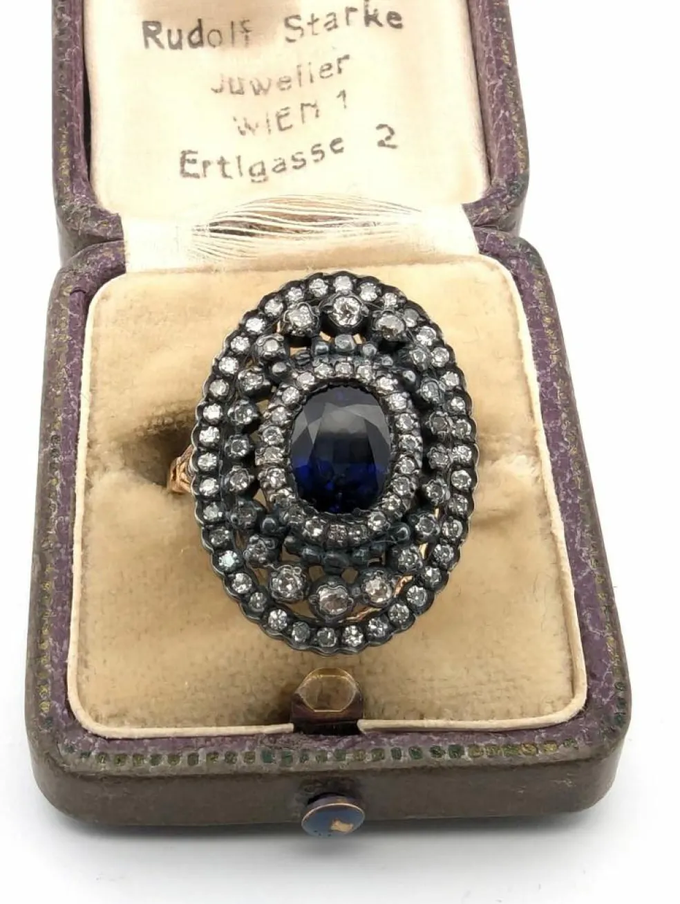 Bague en or jaune et argent, saphir central et diamants