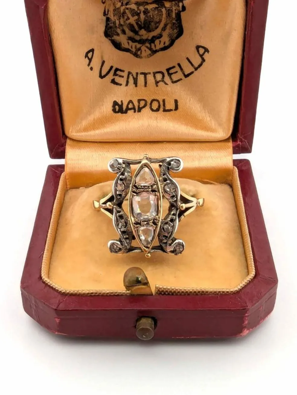 Bague en or jaune et argent avec diamant rose central et diamants latéraux