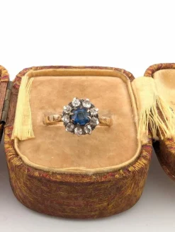 Bague en or jaune et argent avec saphir central et diamants environnants