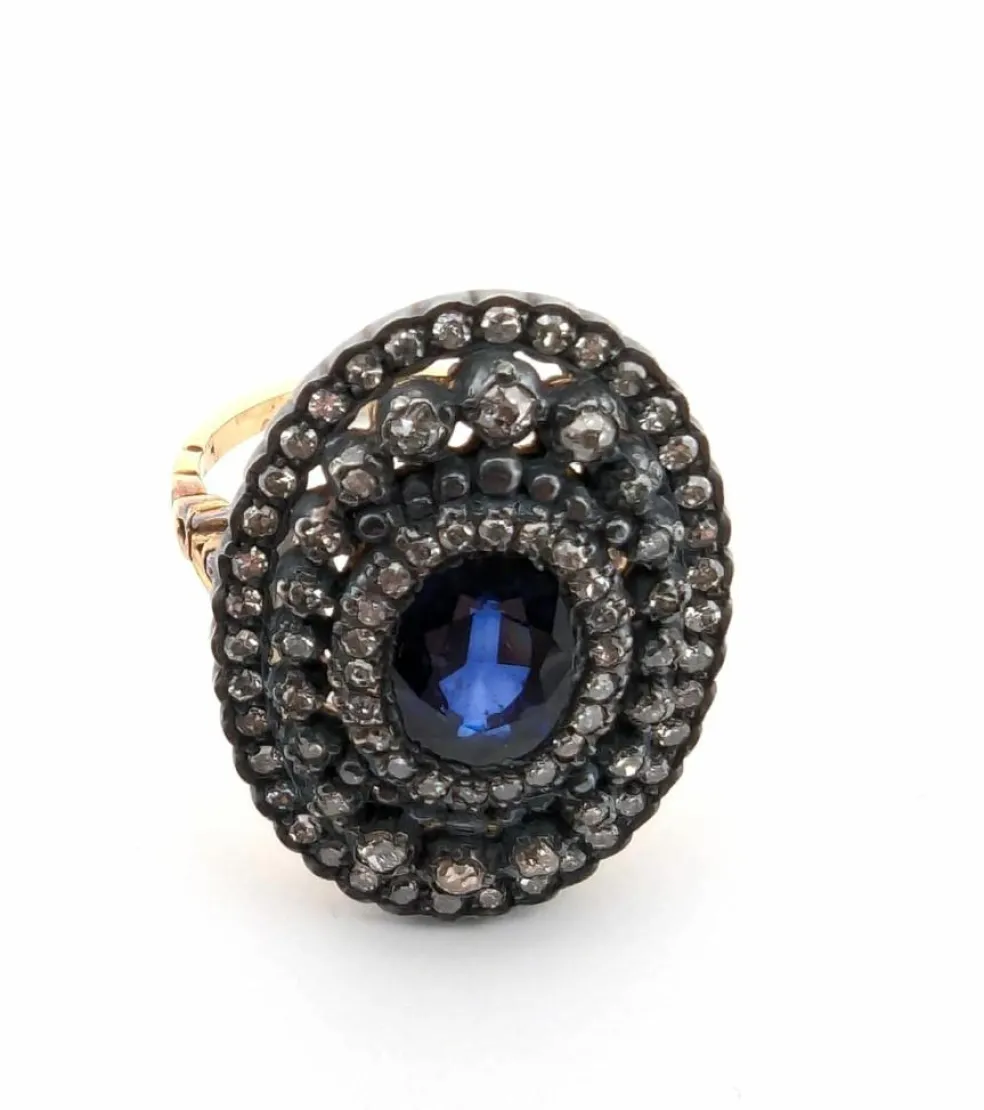 Bague en or jaune et argent, saphir central et diamants