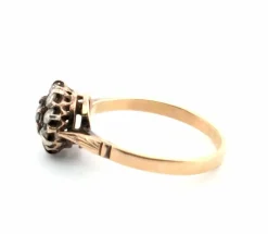 Bague en or jaune et argent avec saphir central et diamants environnants
