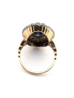 Bague en or jaune et argent, saphir central et diamants