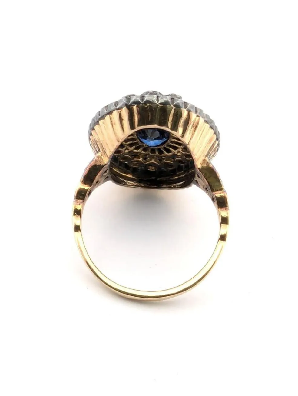 Bague en or jaune et argent, saphir central et diamants