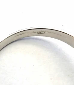 Bague en or jaune et argent, saphir central et diamants