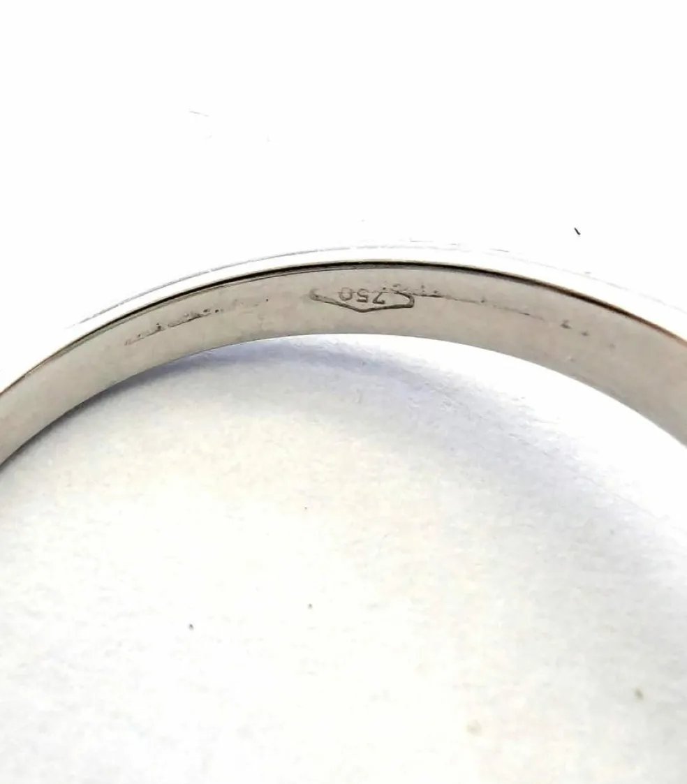 Bague en or jaune et argent, saphir central et diamants