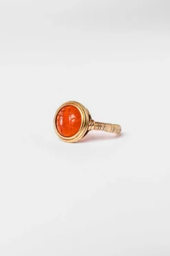Bague en or jaune et cabochon intaille de cornaline