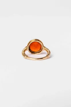 Bague en or jaune et cabochon intaille de cornaline