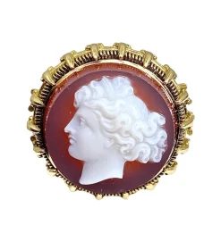 Bague en or jaune et camée sur cornaline