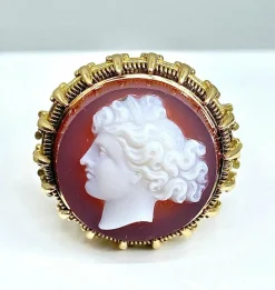 Bague en or jaune et camée sur cornaline