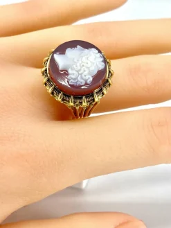 Bague en or jaune et camée sur cornaline