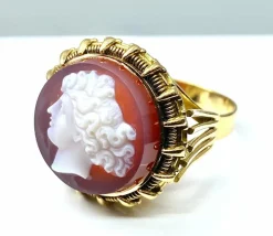 Bague en or jaune et camée sur cornaline