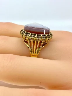 Bague en or jaune et camée sur cornaline
