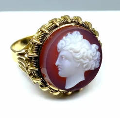 Bague en or jaune et camée sur cornaline