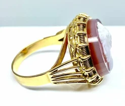 Bague en or jaune et camée sur cornaline