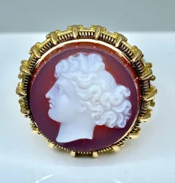 Bague en or jaune et camée sur cornaline