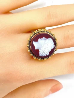 Bague en or jaune et camée sur cornaline