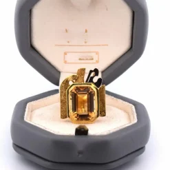 Bague en or jaune et citrine des années 80