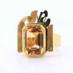 Bague en or jaune et citrine des années 80