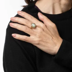 Bague en or jaune et diamants avec opale des années 70*
