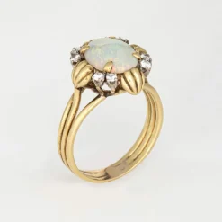 Bague en or jaune et diamants avec opale des années 70*