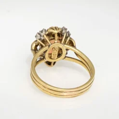Bague en or jaune et diamants avec opale des années 70*