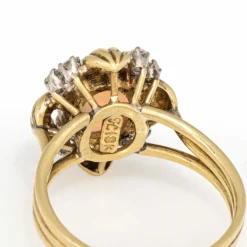 Bague en or jaune et diamants avec opale des années 70*