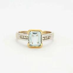 Bague en or jaune et gris sertie d'une aigue-marine et de diamants
