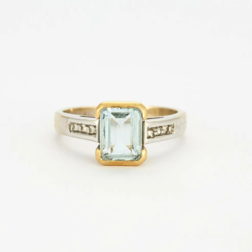Bague en or jaune et gris sertie d'une aigue-marine et de diamants