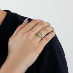 Bague en or jaune et gris sertie d'une aigue-marine et de diamants