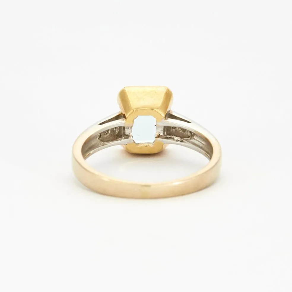 Bague en or jaune et gris sertie d'une aigue-marine et de diamants