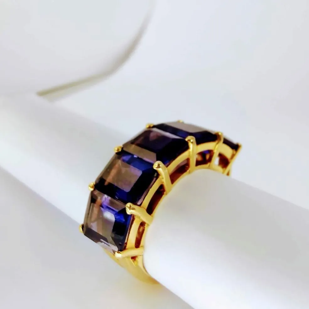 Bague en or jaune et iolite