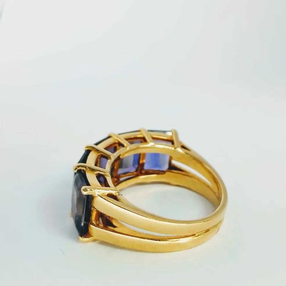Bague en or jaune et iolite