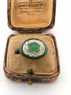 Bague en or jaune et émail avec émeraude centrale et diamants latéraux
