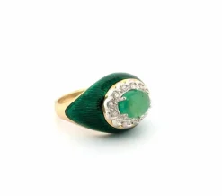 Bague en or jaune et émail avec émeraude centrale et diamants latéraux